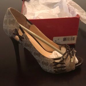 Guess brand new fabric shoes size 6 1/2 M